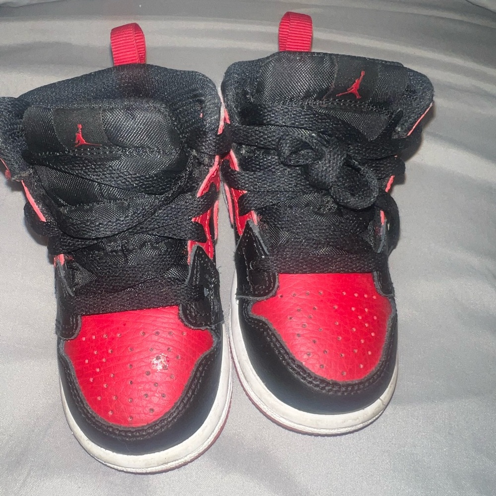 Gently used ; red & black Jordan 1’s.. toddler size 6c!